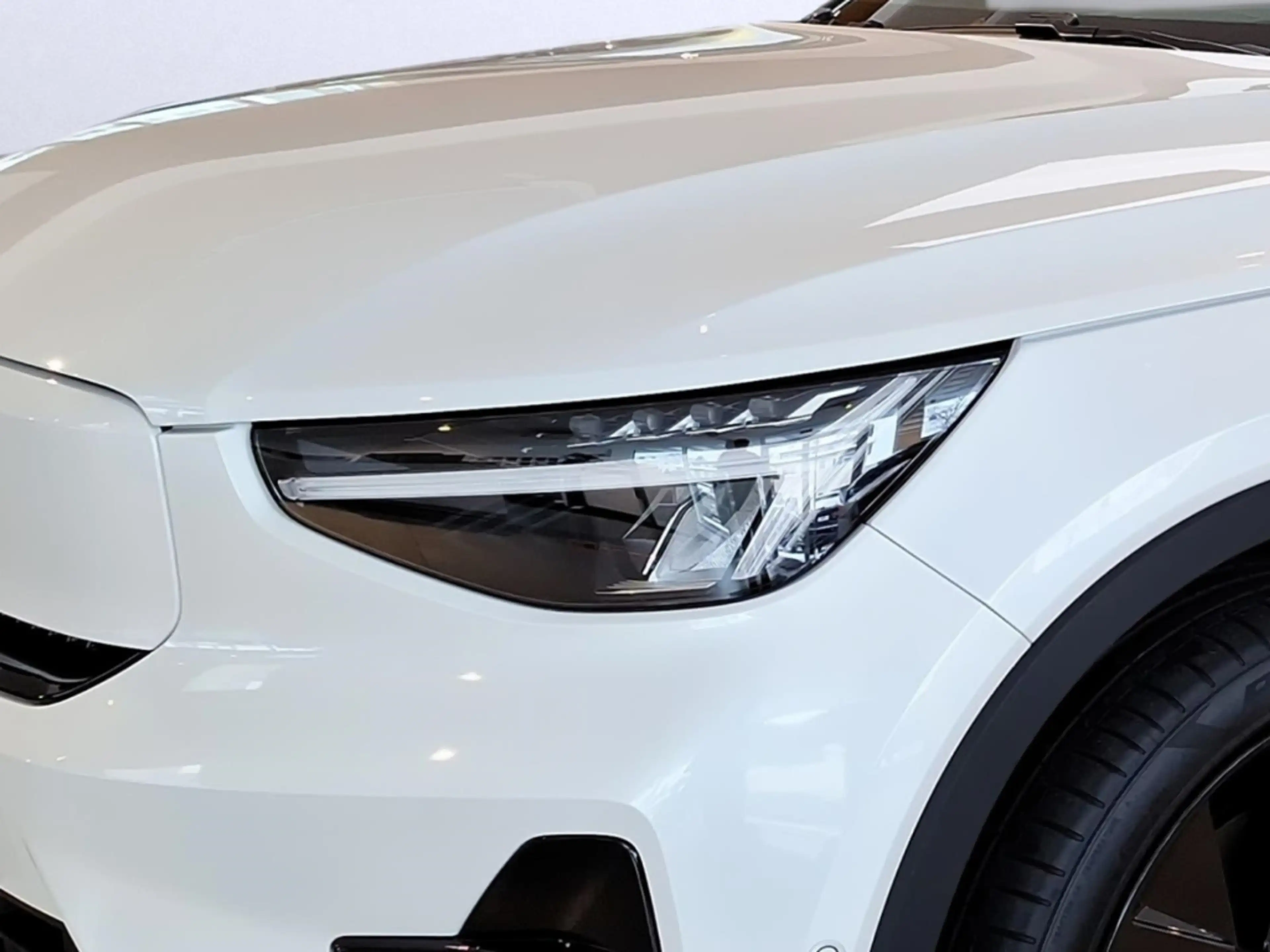 Volvo EX40 Single Motor Ext Range Black Edition Plus 360 Grad — photo 5