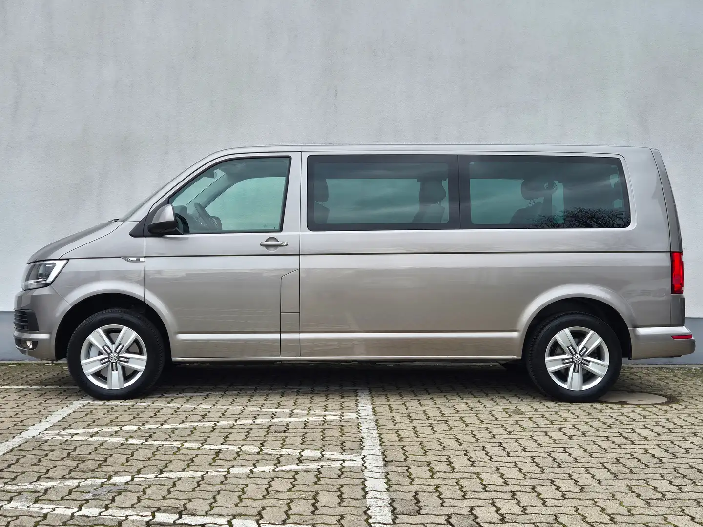 Volkswagen T6 Caravelle 2.0 TSI Comfortline lang*9-Sitzer*Navigation*ACC Beige - 2