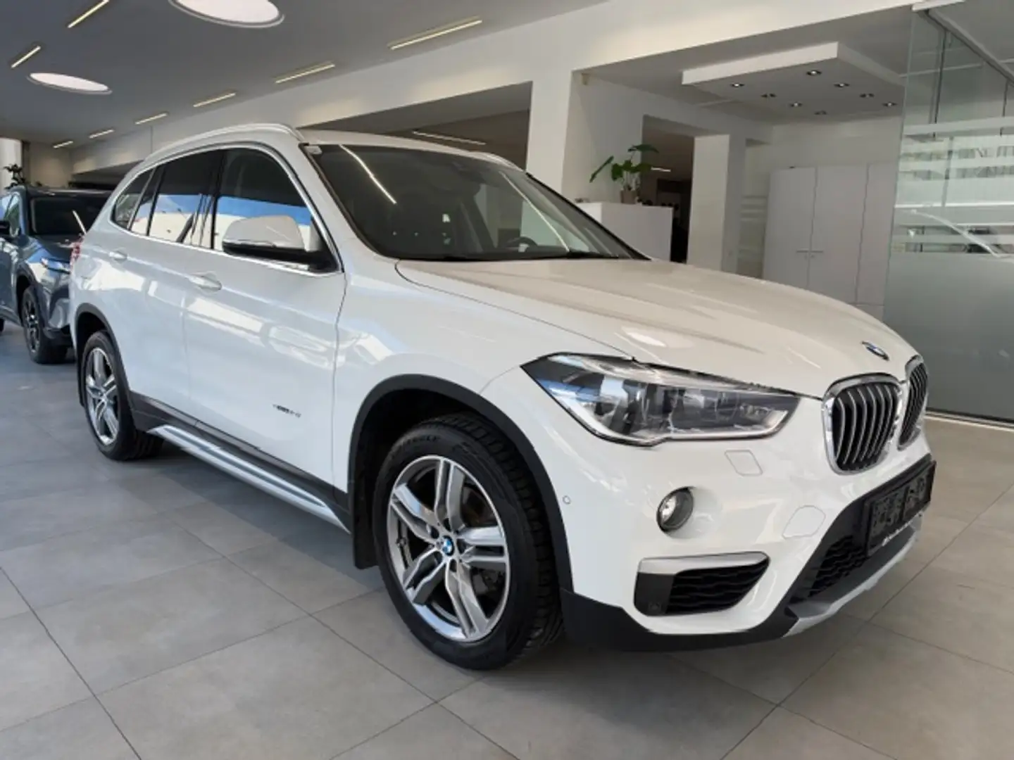 BMW X1 sDrive 18 i xLine Weiß - 2