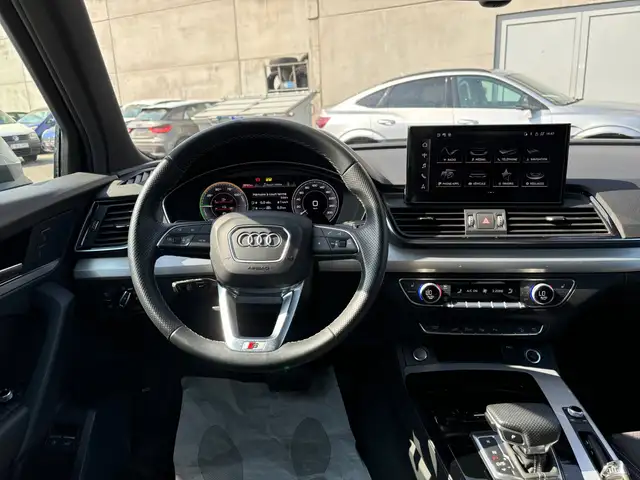 Audi Q5 view 8