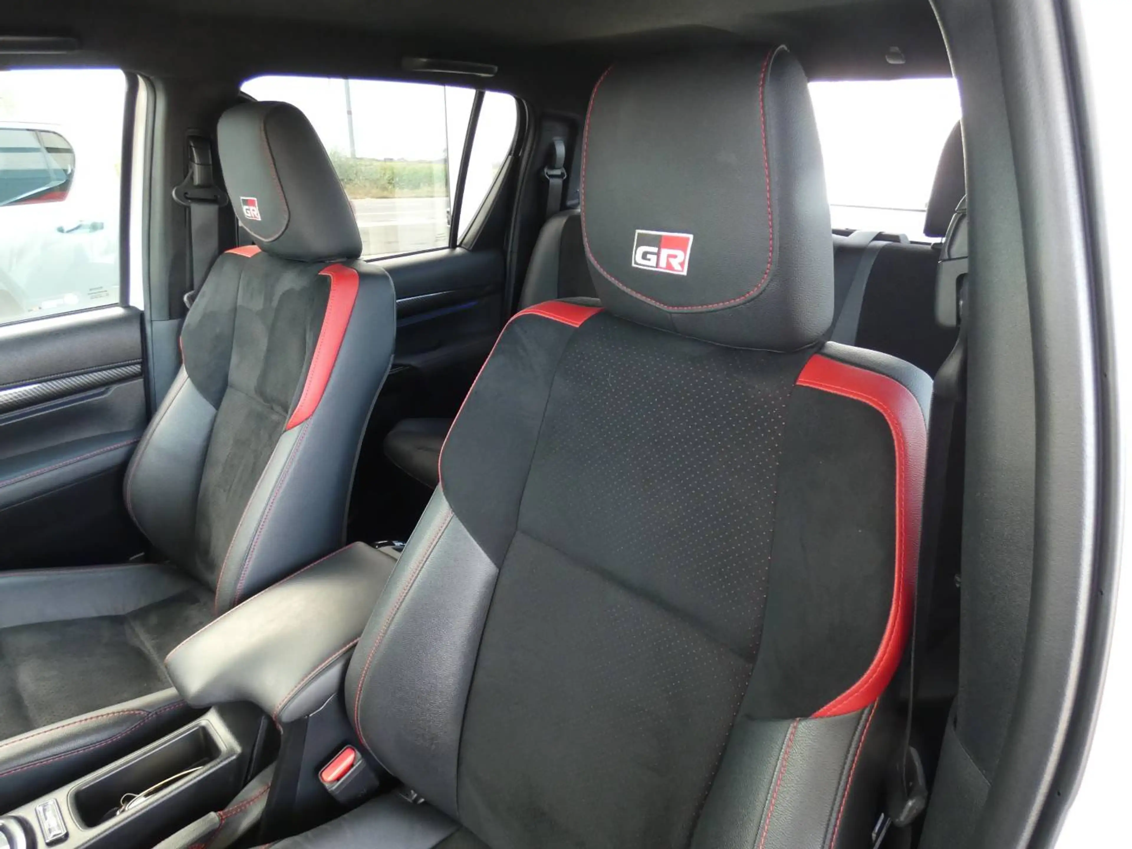 Toyota Hilux 2.8L Autom. GR SPORT *45785+BTW* +Roll cover +360°Camera +JBL +Zetelverwarming +Trekhaak 3500kg — photo 8