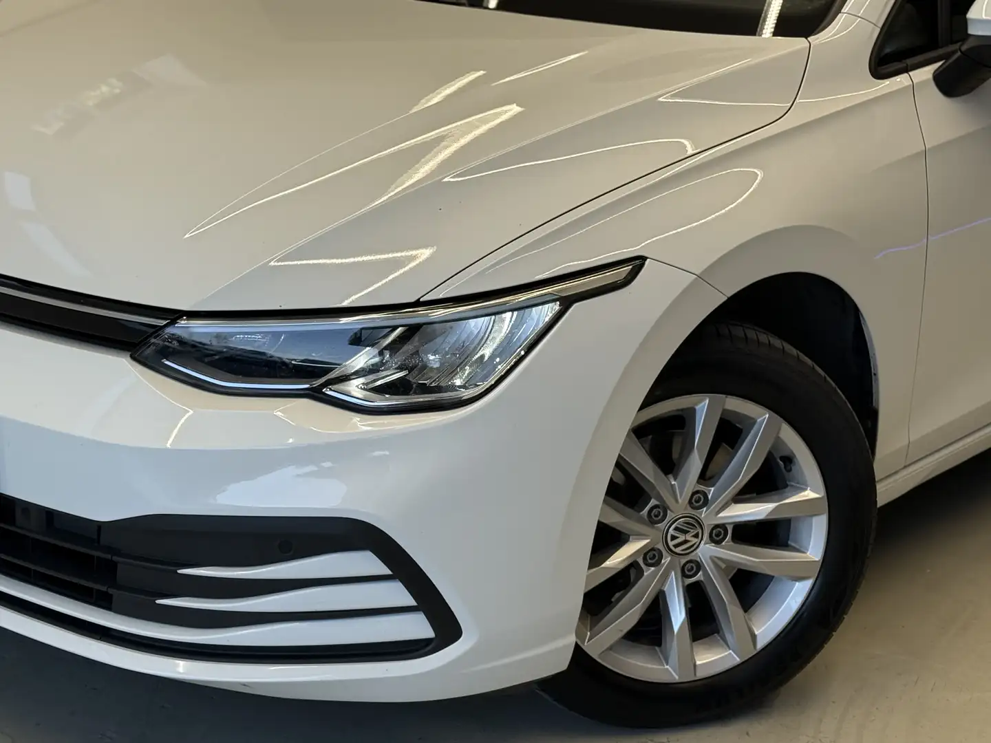 Volkswagen Golf Life / 1. Besitzer / NAVI / LANE ASISST / ACC / Weiß - 2