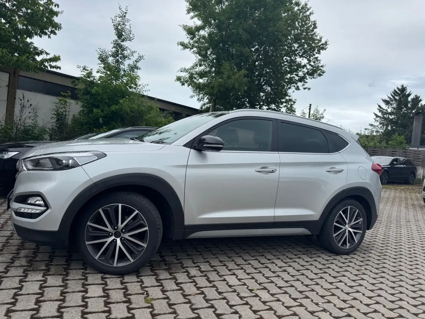 Hyundai TUCSON Passion + 2WD*LED*Kamera*AHK*8-fach Plateado - 2