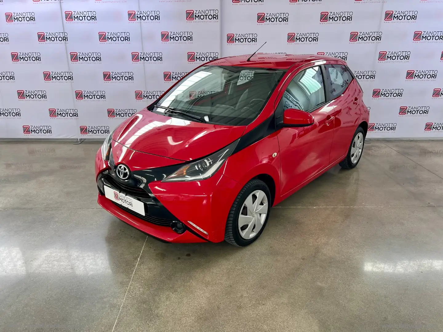 Toyota Aygo 1.0 VVT-i 69 CV 5p. x-black TSS Rosso - 1