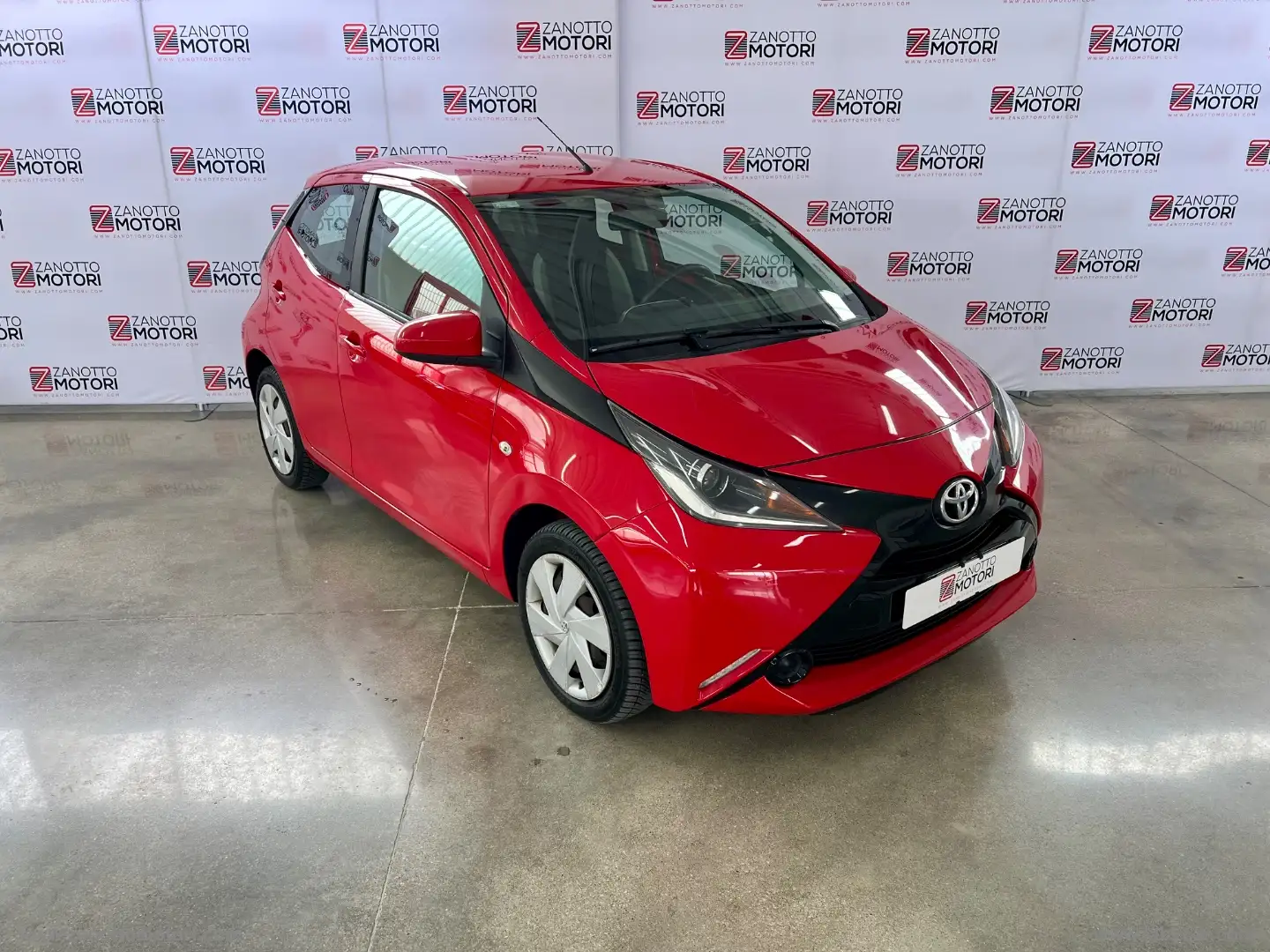 Toyota Aygo 1.0 VVT-i 69 CV 5p. x-black TSS Rosso - 2