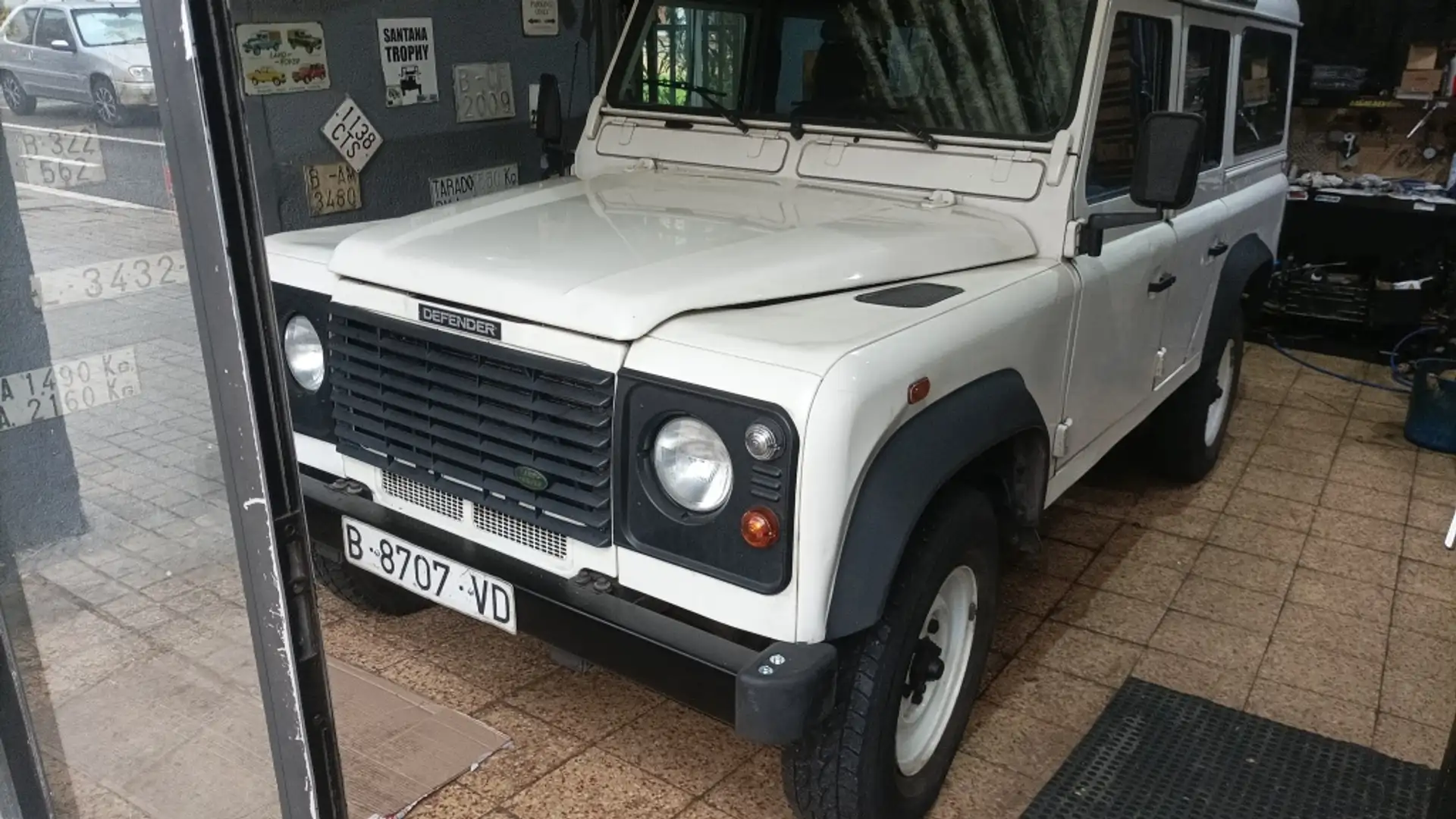 Land Rover Defender 110TDI County SW Blanco - 2