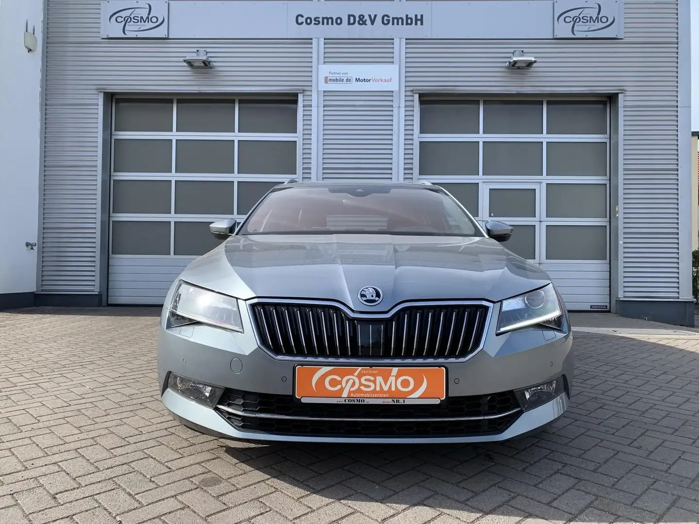 Skoda Superb Combi L&K 4x4 Pano+AHK+Virtual+Fronthzg Grijs - 2
