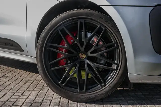 Porsche Macan view 3