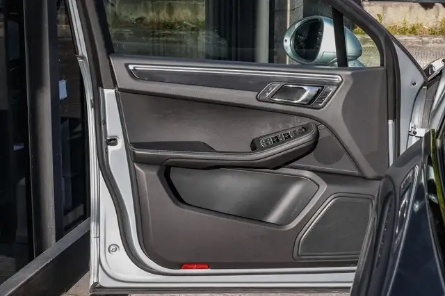Porsche Macan view 12