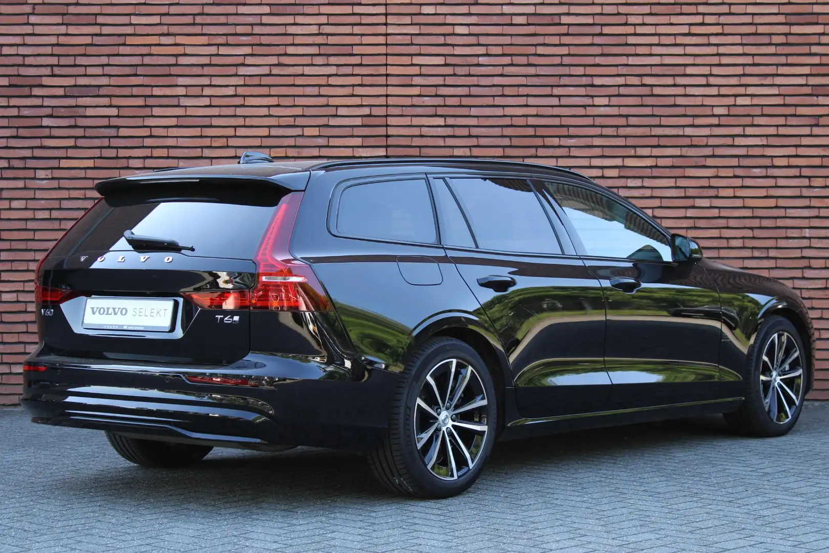 Volvo V60 T6 AWD Ultra Dark | Trekhaak | Elektrisch Verstelb Noir - 2