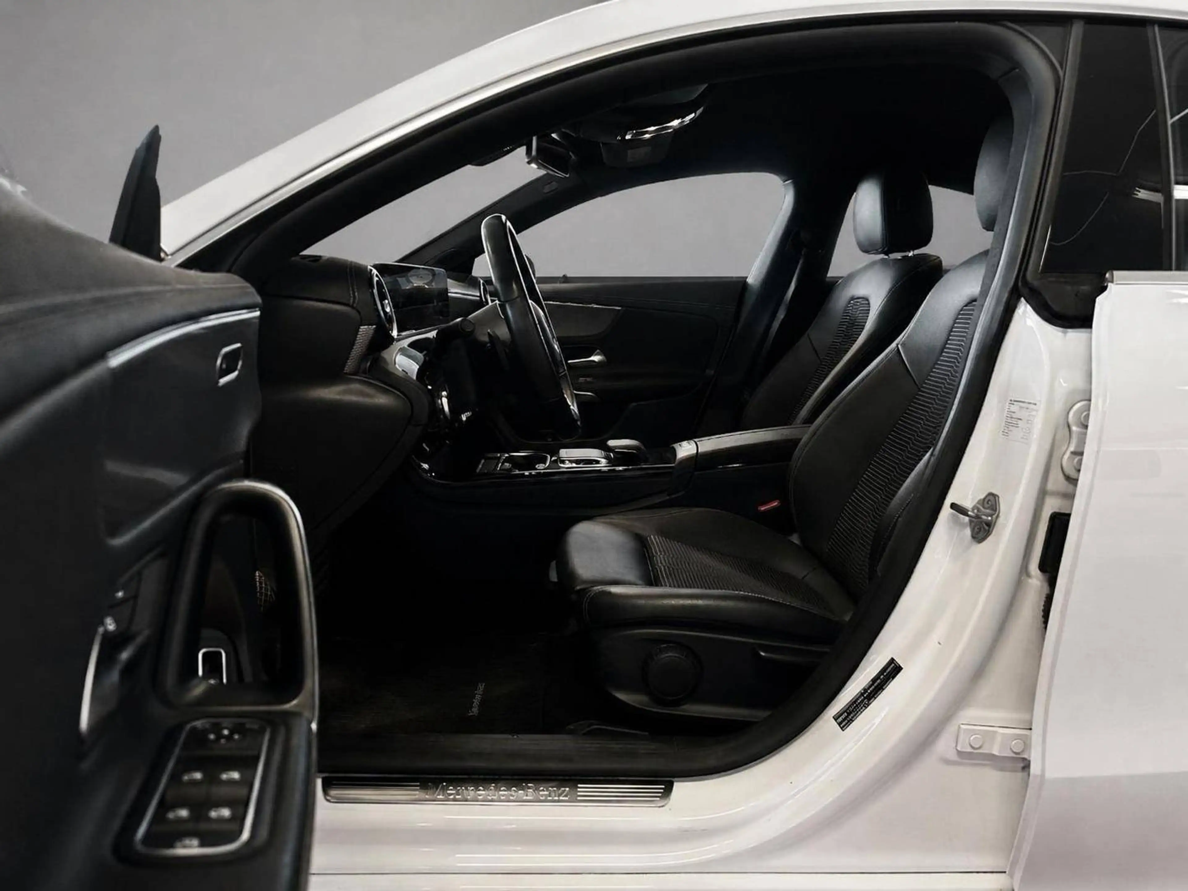 Mercedes-Benz CLA 200 /LED/Navi/AHK/2.Hand — photo 11