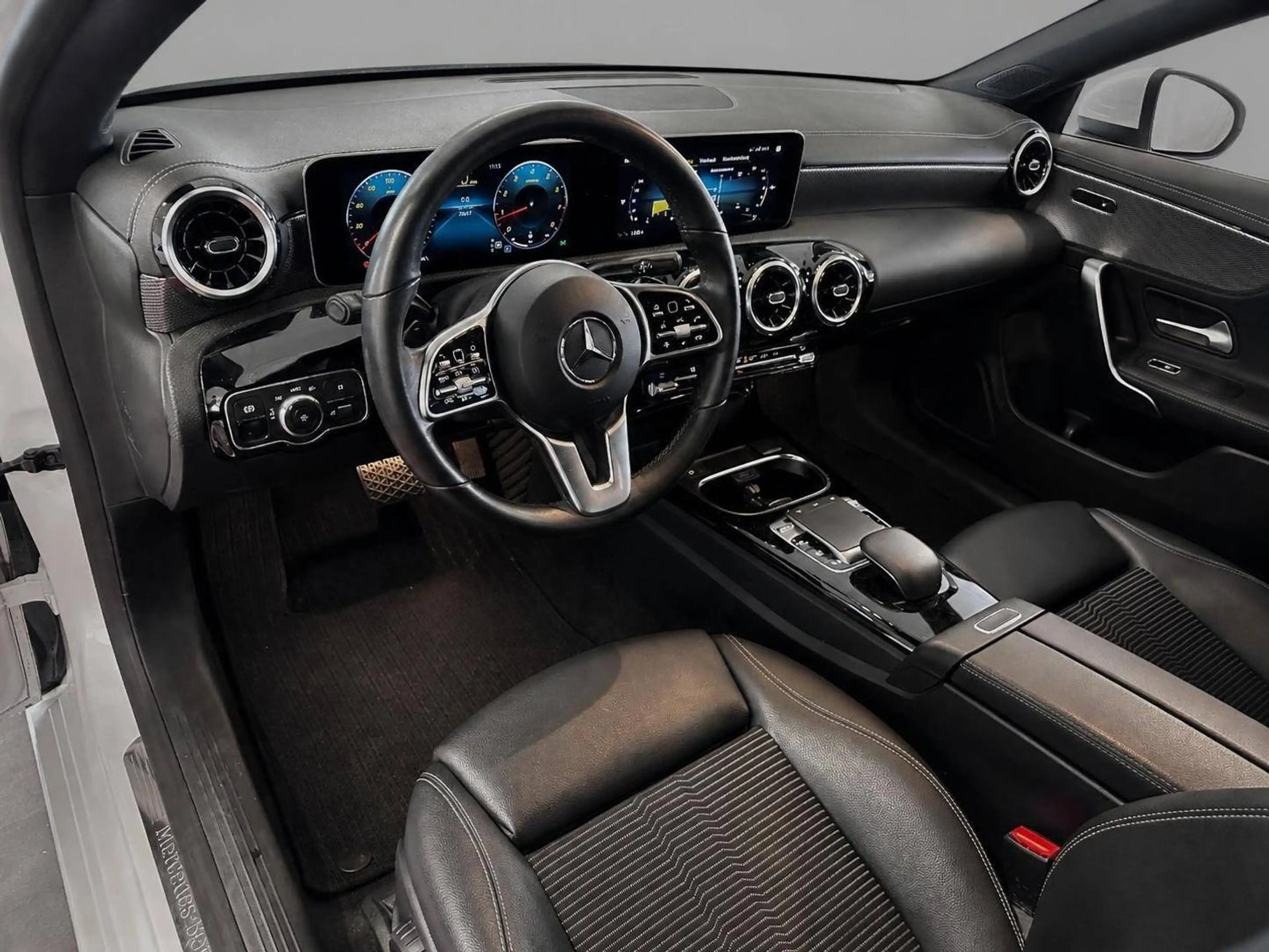 Mercedes-Benz CLA 200 /LED/Navi/AHK/2.Hand — photo 12