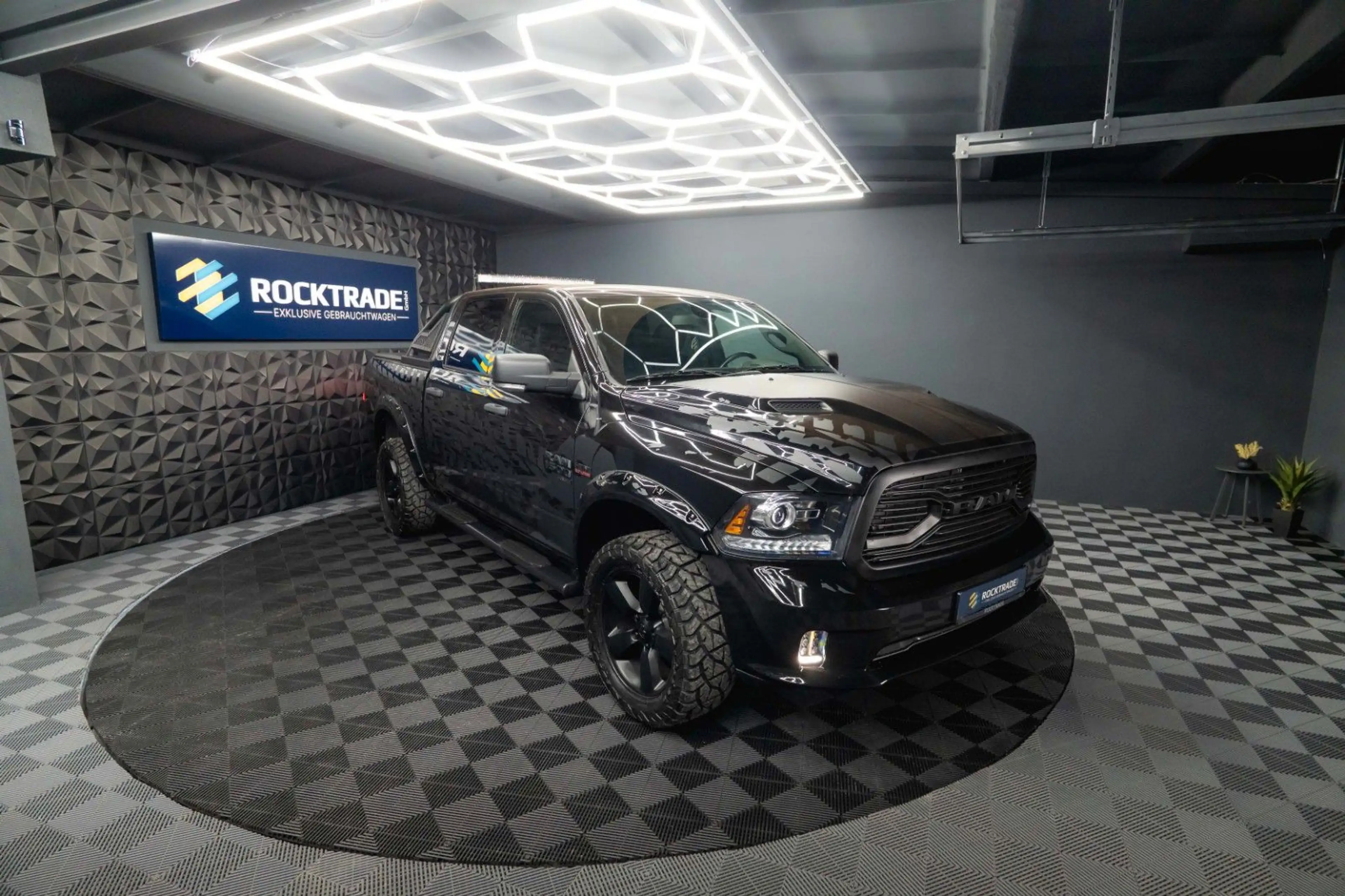 Dodge RAM 5.7 V8 HEMI 4x4 OFFROAD Night-Paket *LED* — photo 14