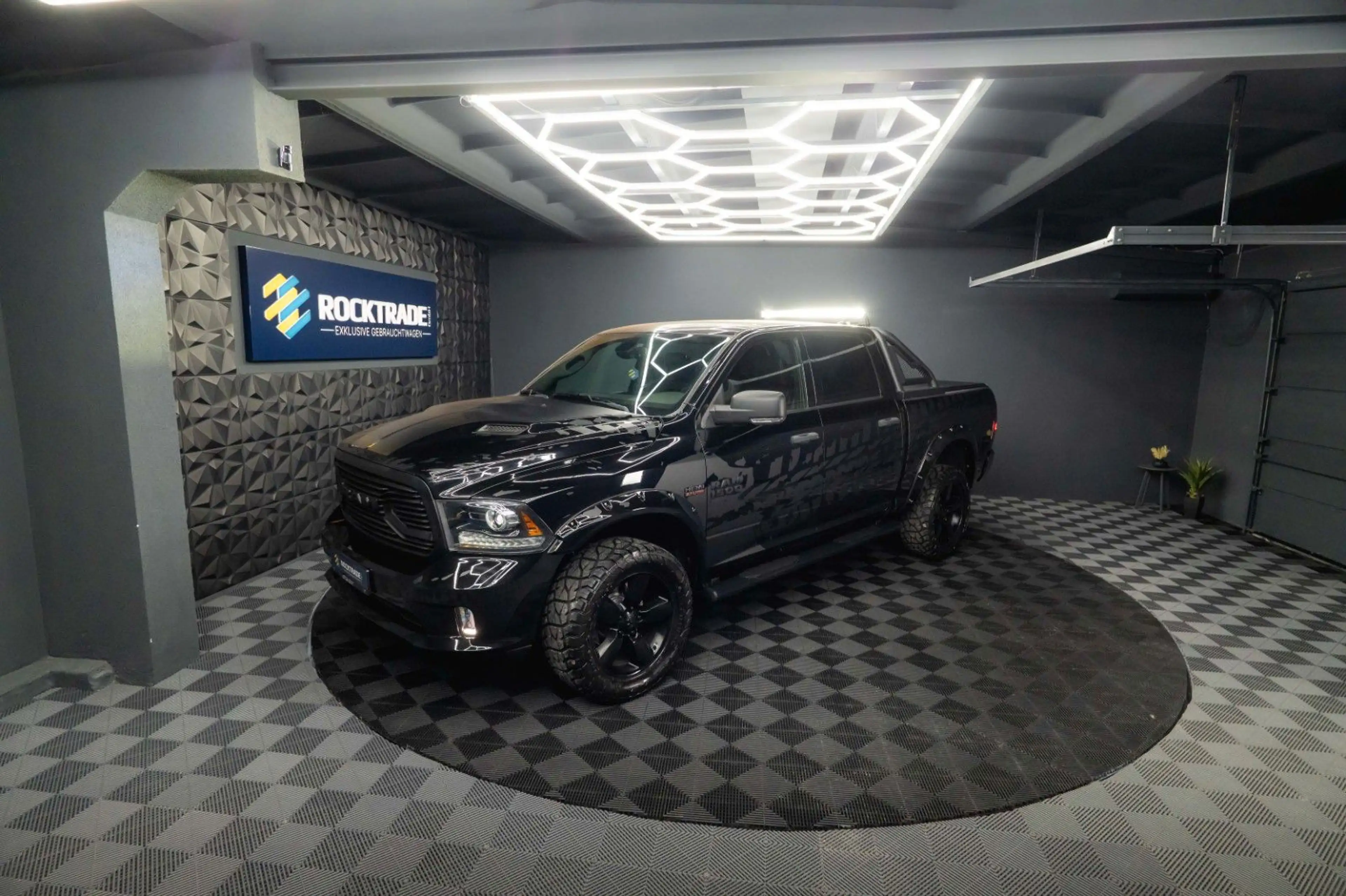 Dodge RAM 5.7 V8 HEMI 4x4 OFFROAD Night-Paket *LED* — photo 10