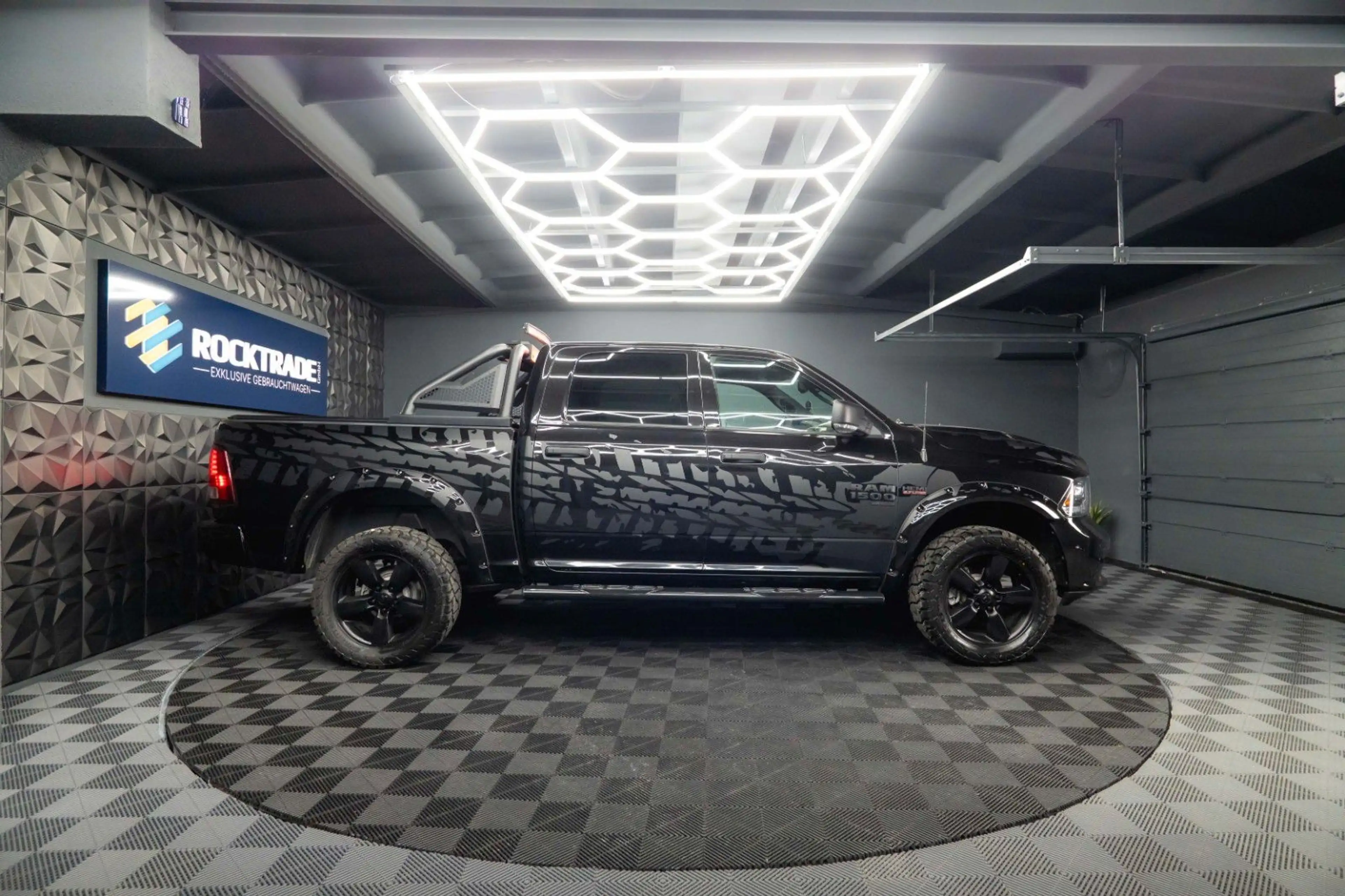 Dodge RAM 5.7 V8 HEMI 4x4 OFFROAD Night-Paket *LED* — photo 15