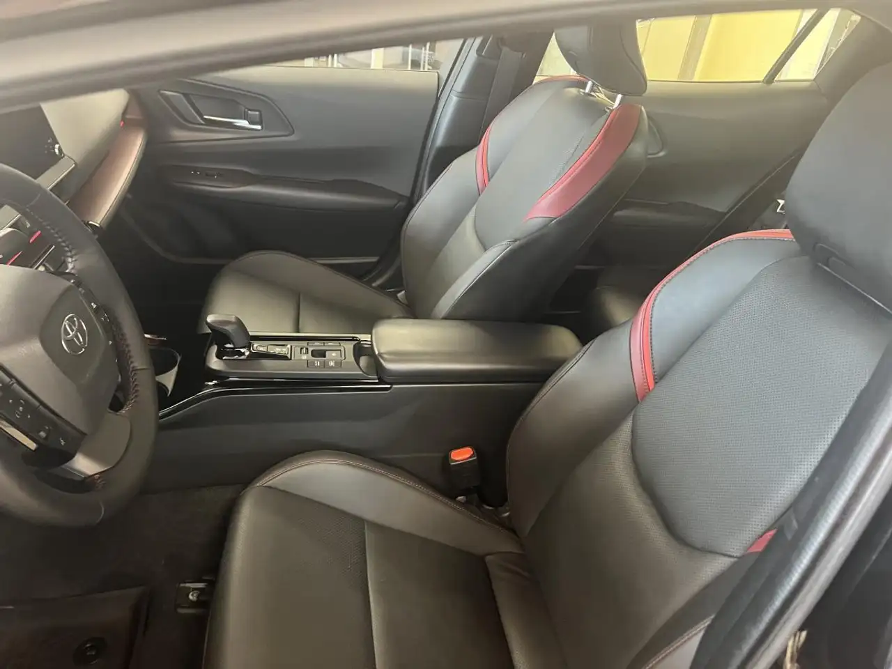 Toyota Prius Prime снимка Toyota Prius Prime