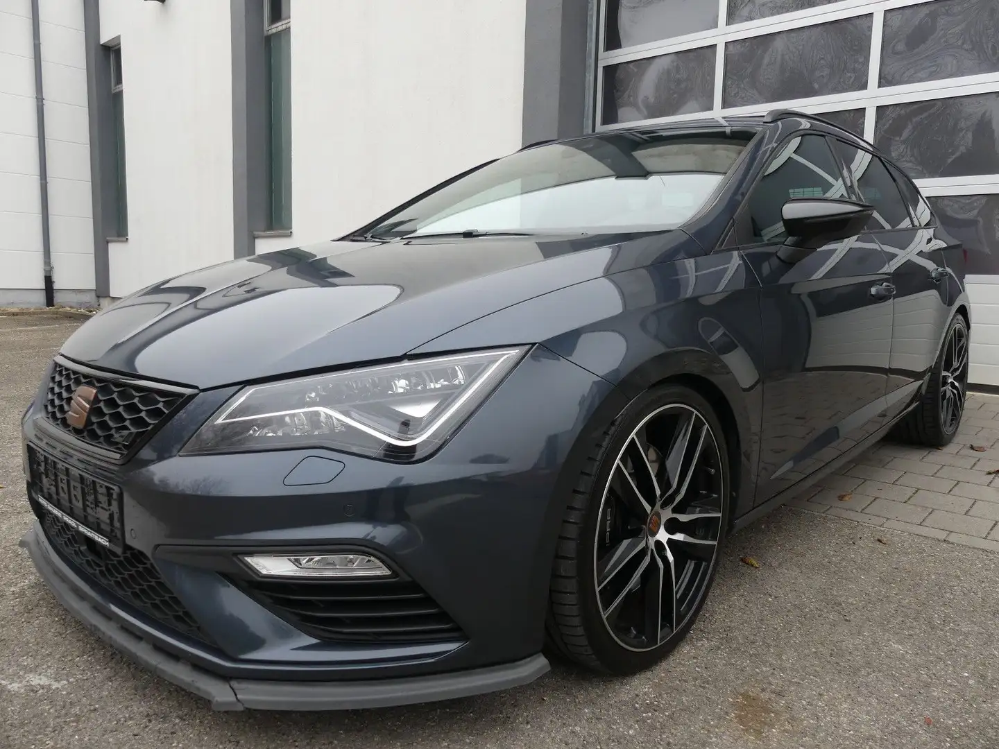 SEAT Leon ST Cupra 4Drive Virtual/LED/Navi/Pano/360PS Gris - 1