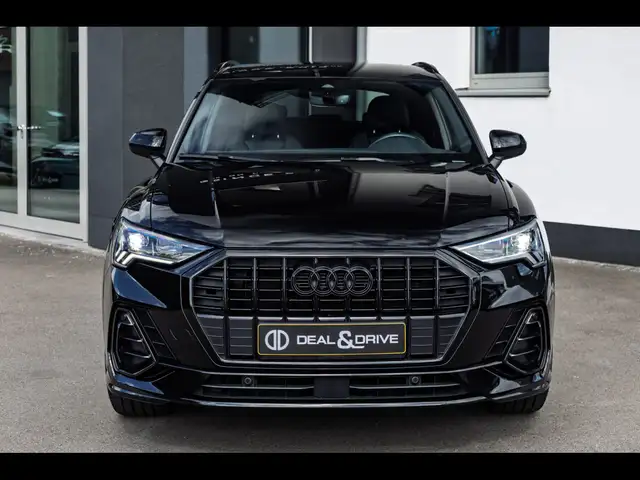 Audi Q3 view 5