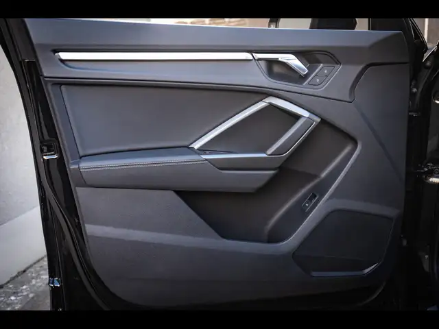 Audi Q3 view 8