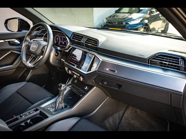 Audi Q3 view 14