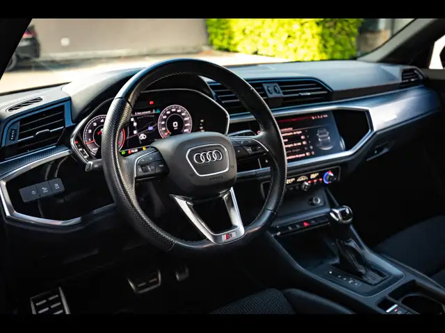 Audi Q3 view 9