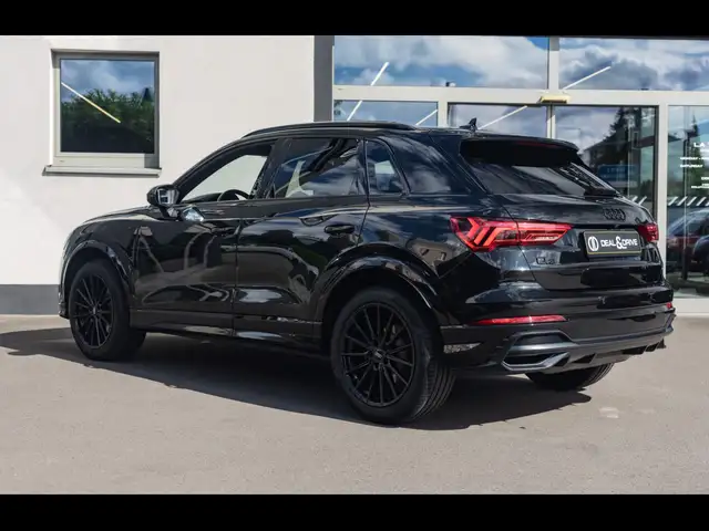 Audi Q3 view 3