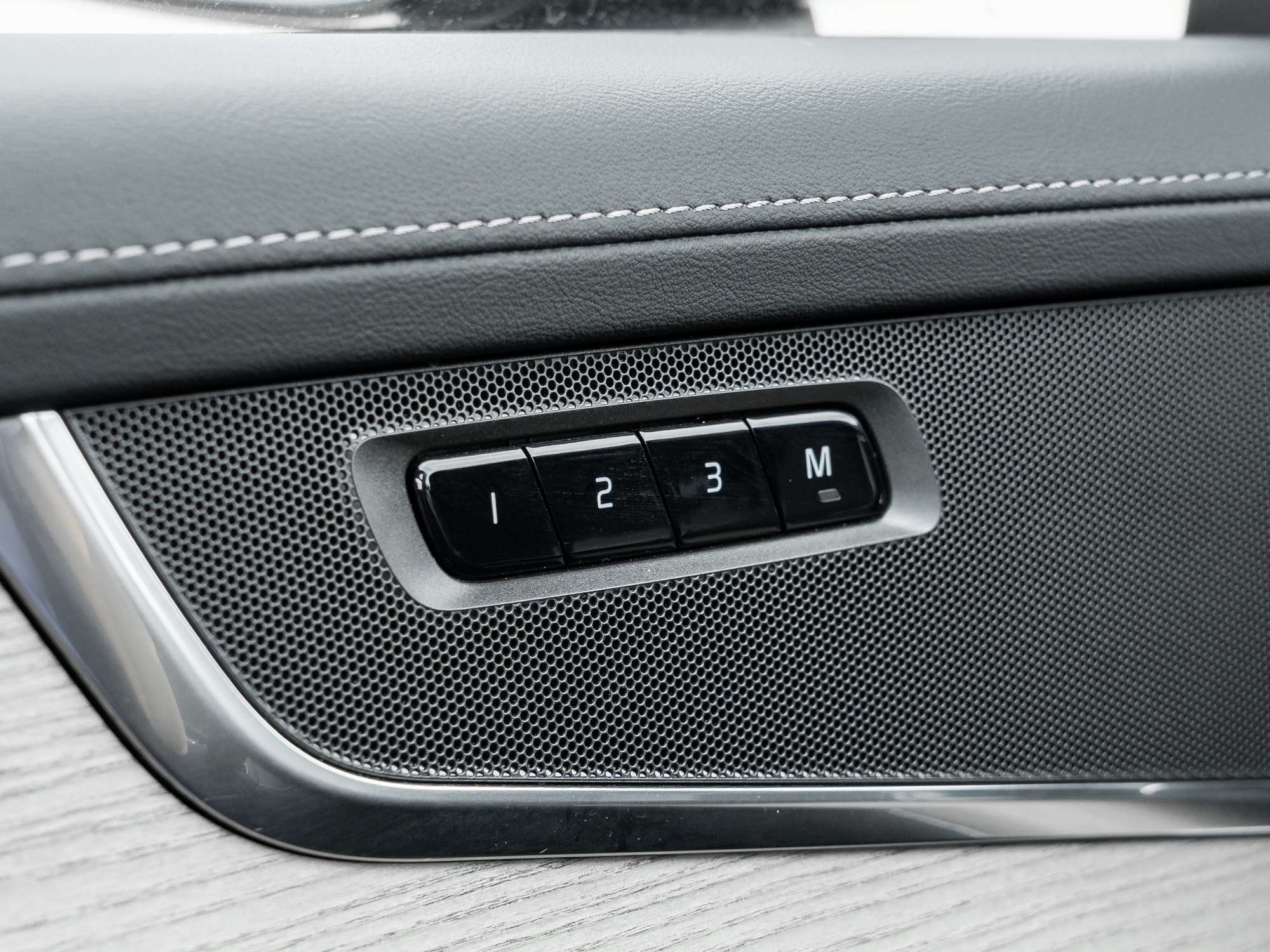 2026 Volvo XC90 B6 AWD PLUS Dark Theme |GREAT VALUE |APR fr 2.99%* thumb 16