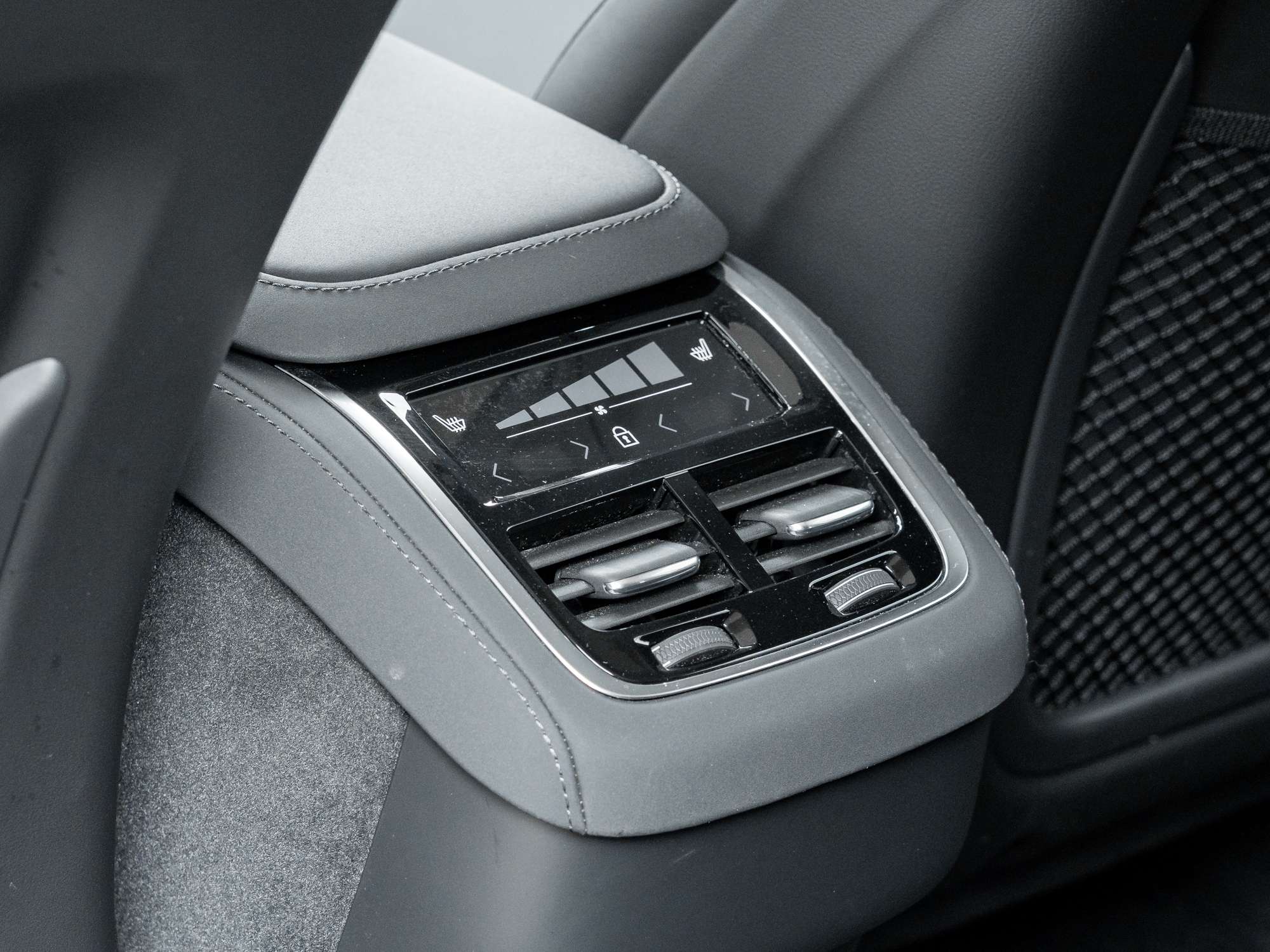 2026 Volvo XC90 B6 AWD PLUS Dark Theme |GREAT VALUE |APR fr 2.99%* thumb 25