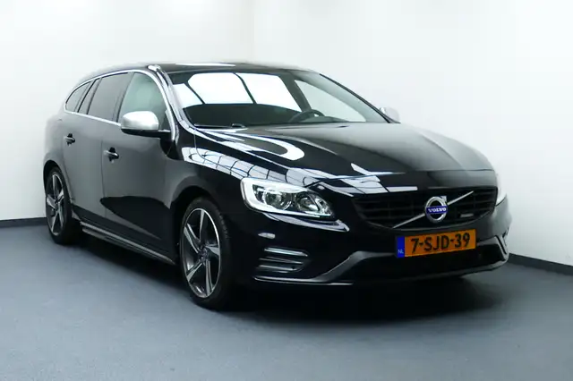 Volvo V60 1.6 T3 R-Design. Half Leer, StoelVerw, Navi, 18"LM