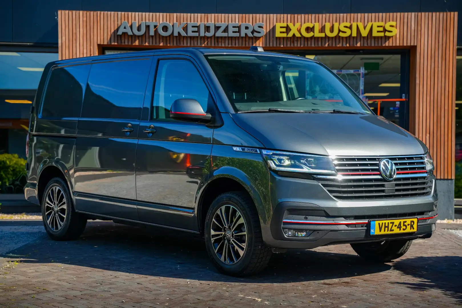 Volkswagen T6.1 Transporter 2.0 TDI L1H1 28 BULLI Adapt. Cruise LED Groot Navi Gris - 1