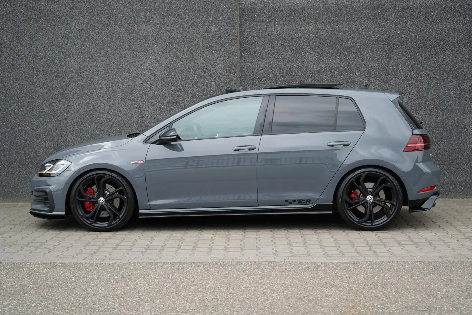 Volkswagen Golf GTI 2.0 TSI TCR /ACC/Akra/Dynaudio/Pano/Camera/virtual Grijs - 2