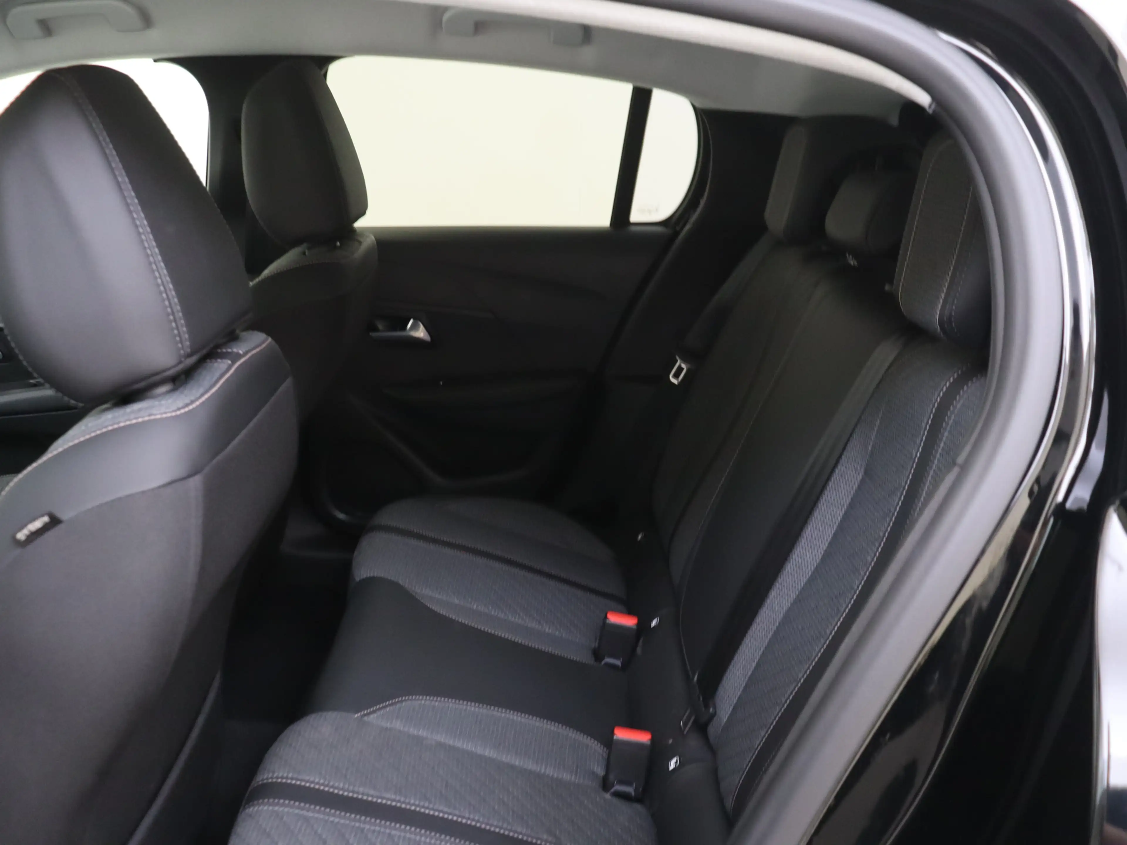 Peugeot e-208 EV Allure 51 kWh — photo 12