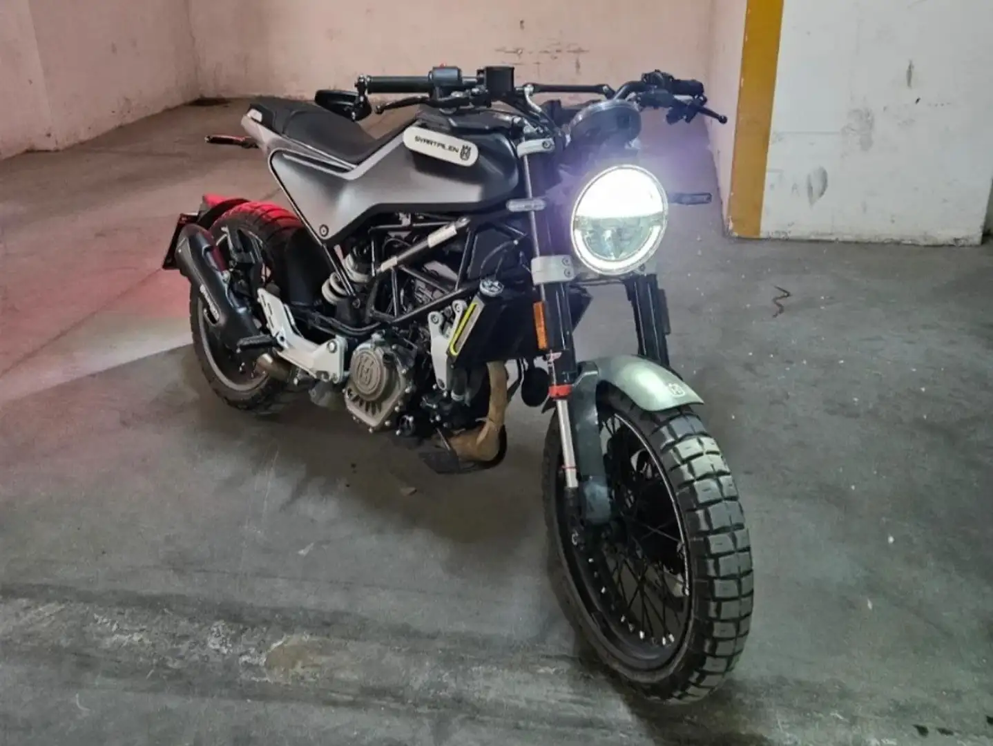 Husqvarna Svartpilen 125 Gri - 1