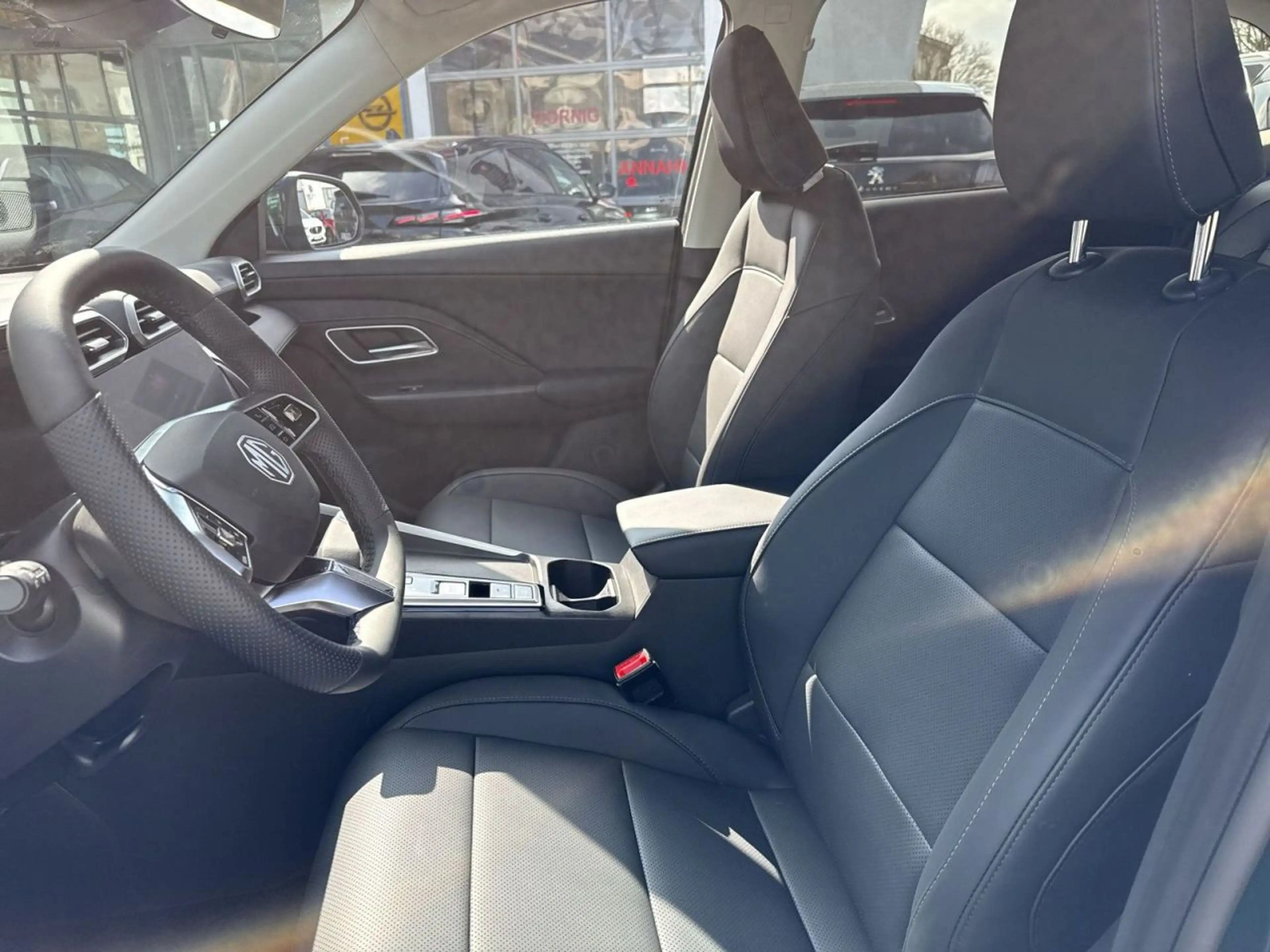 MG ZS HEV Luxury MY25,5 — photo 13