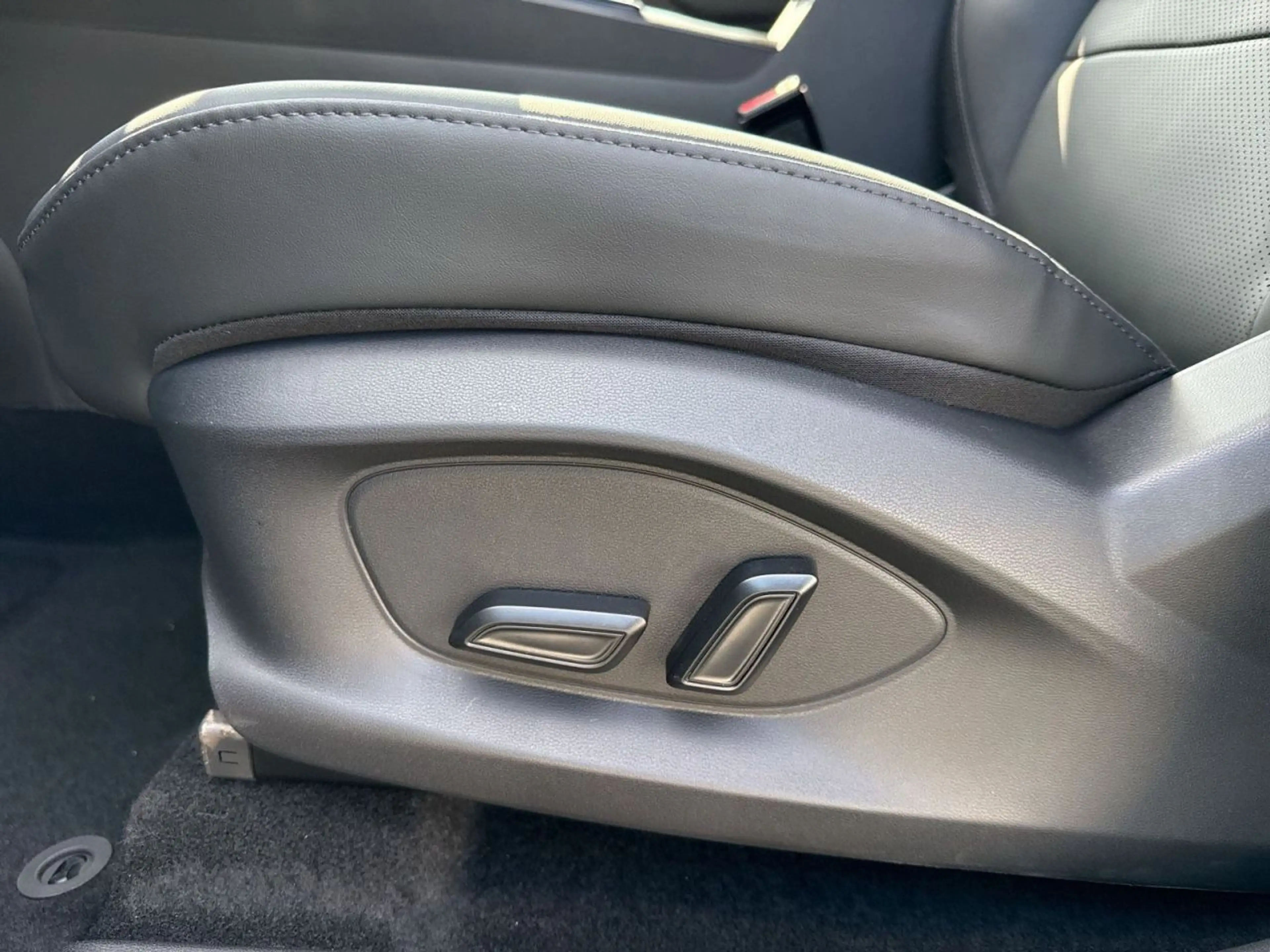 MG ZS HEV Luxury MY25,5 — photo 15