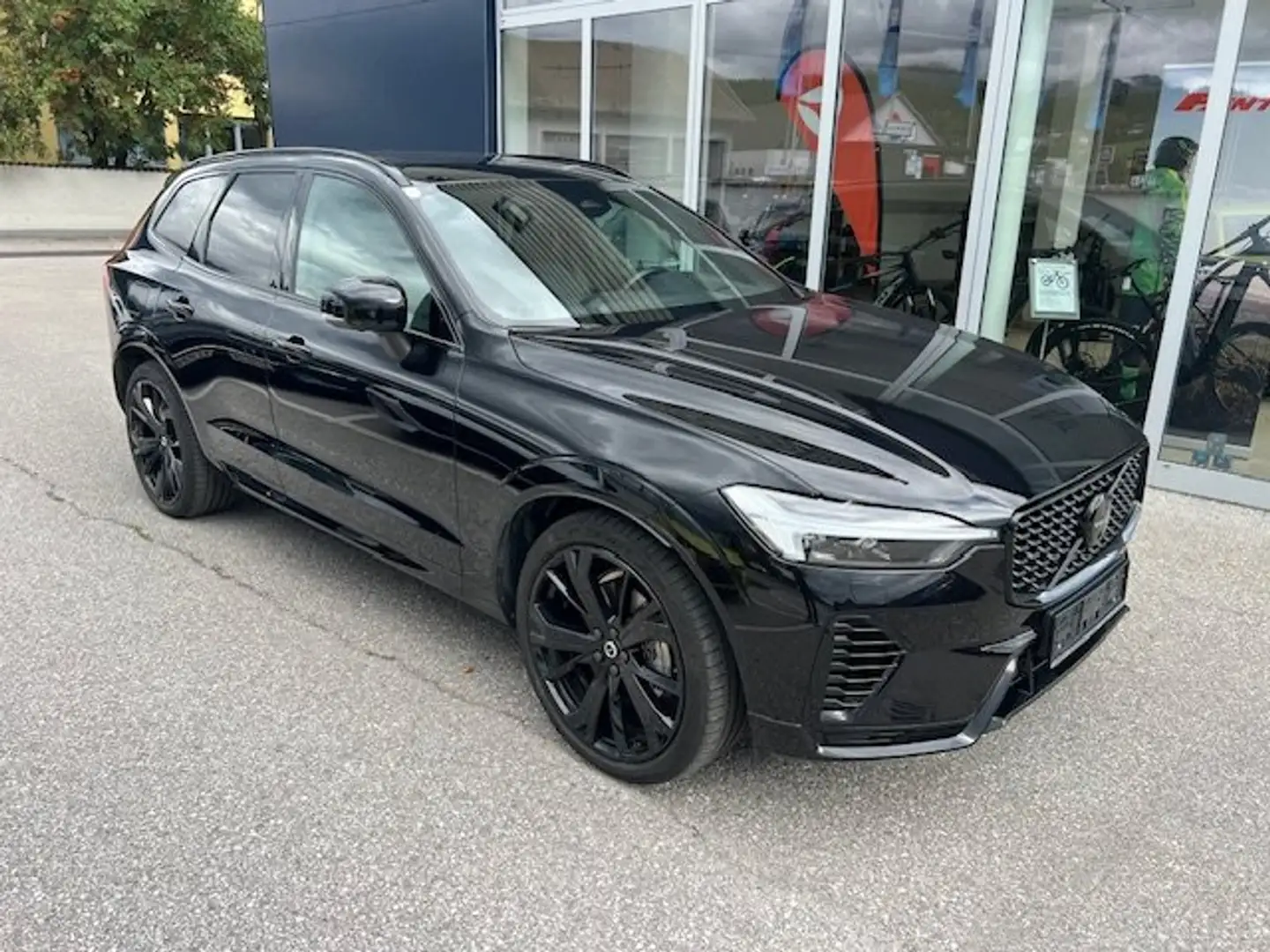 Volvo XC60 Ultra Black Edition Recharge Plug-In Hybrid AWD Schwarz - 1