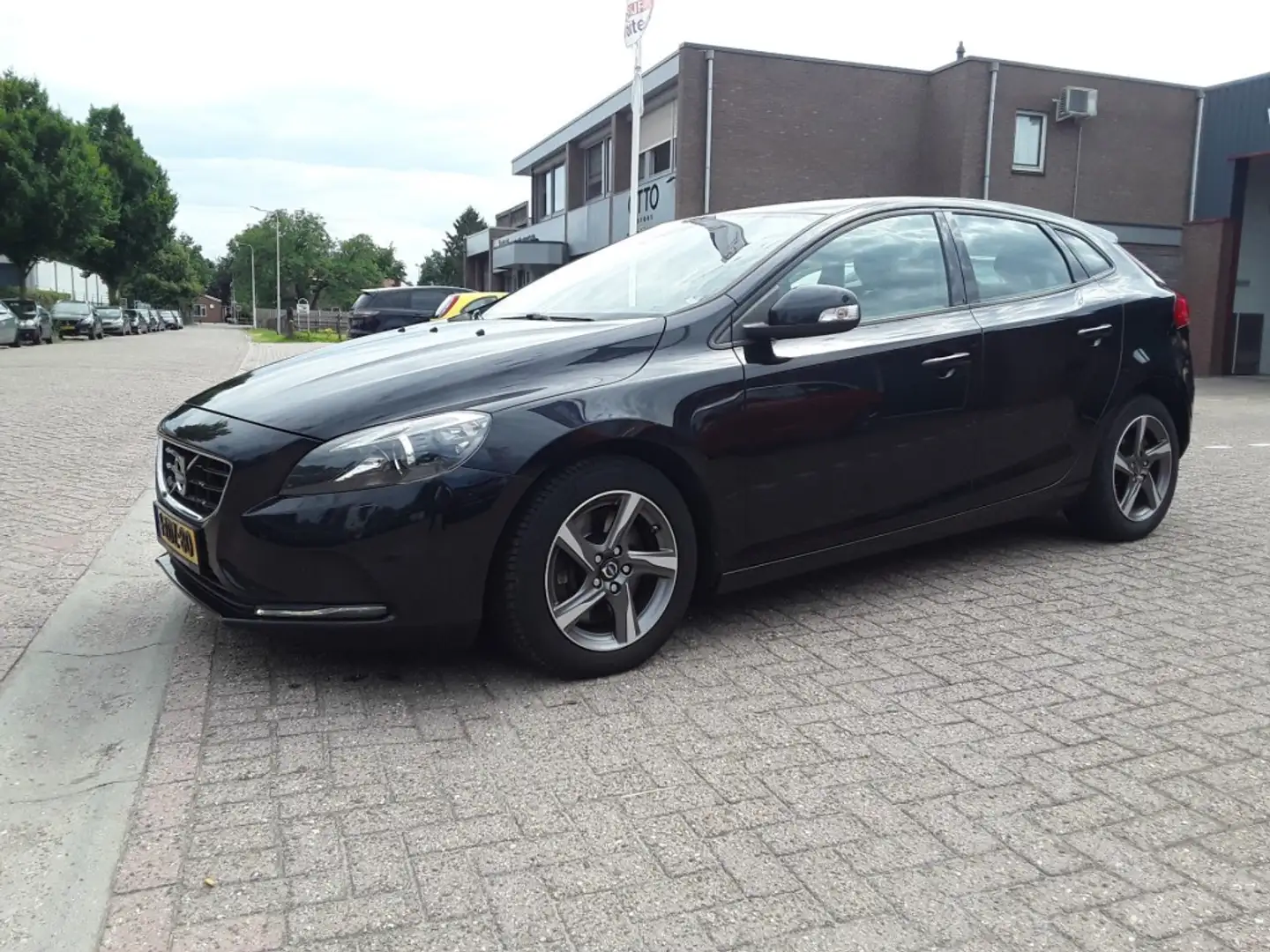Volvo V40 2.0 D4 SUMMUM BUSINESS / LEDER / NAVI Noir - 2