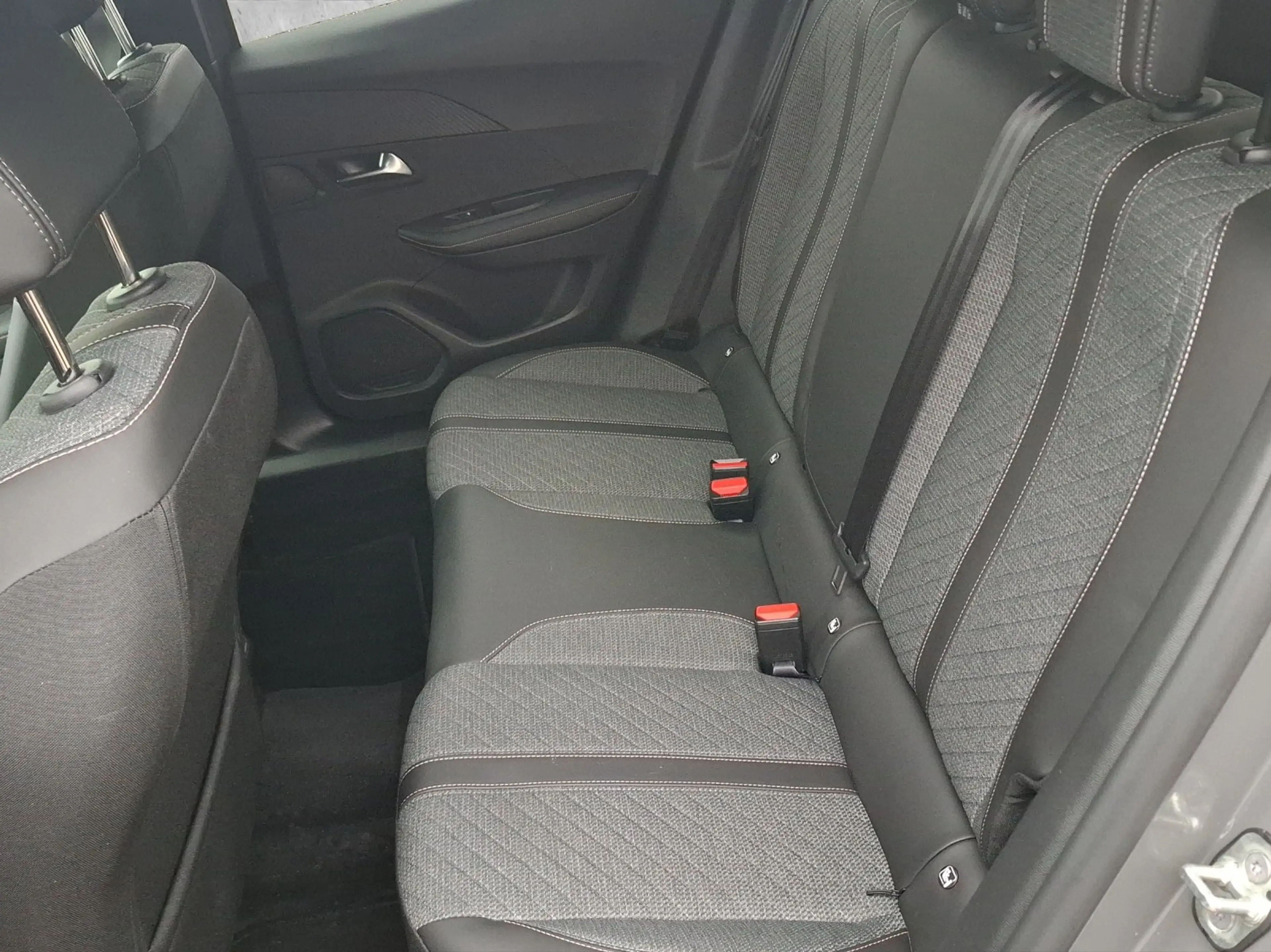 Peugeot 2008 Allure 1.2 PureTech 130 LED+SHZ+Alcant.+PDC — photo 14