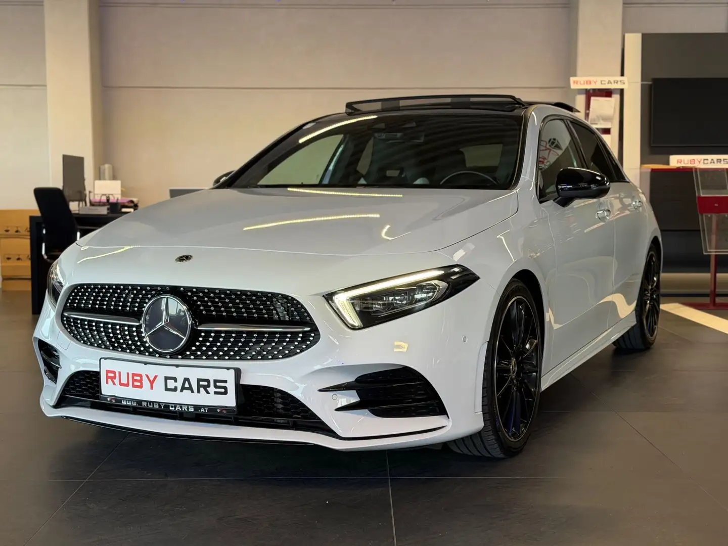 Mercedes-Benz A 250 A-Klasse A 250 AMG Line Silber - 2