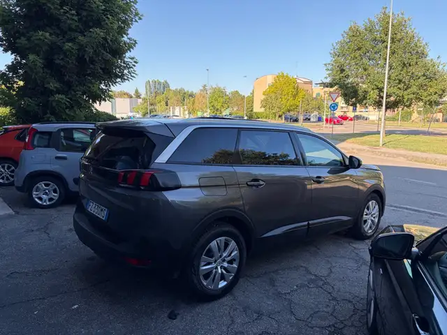 Peugeot 5008 view 5