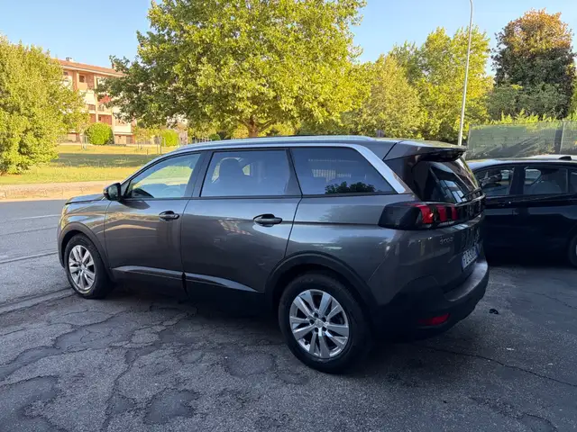 Peugeot 5008 view 4