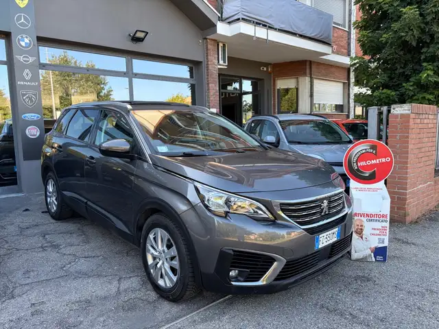 Peugeot 5008 view 2