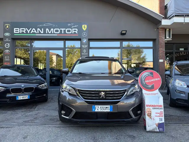 Peugeot 5008 view 3