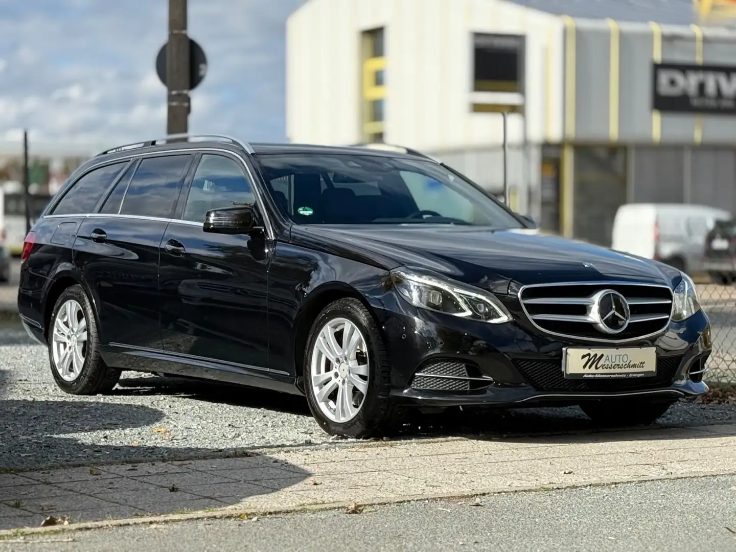 Mercedes-Benz E 350 T 4Matic AHK LEDER LED NAVI PANO Noir - 1