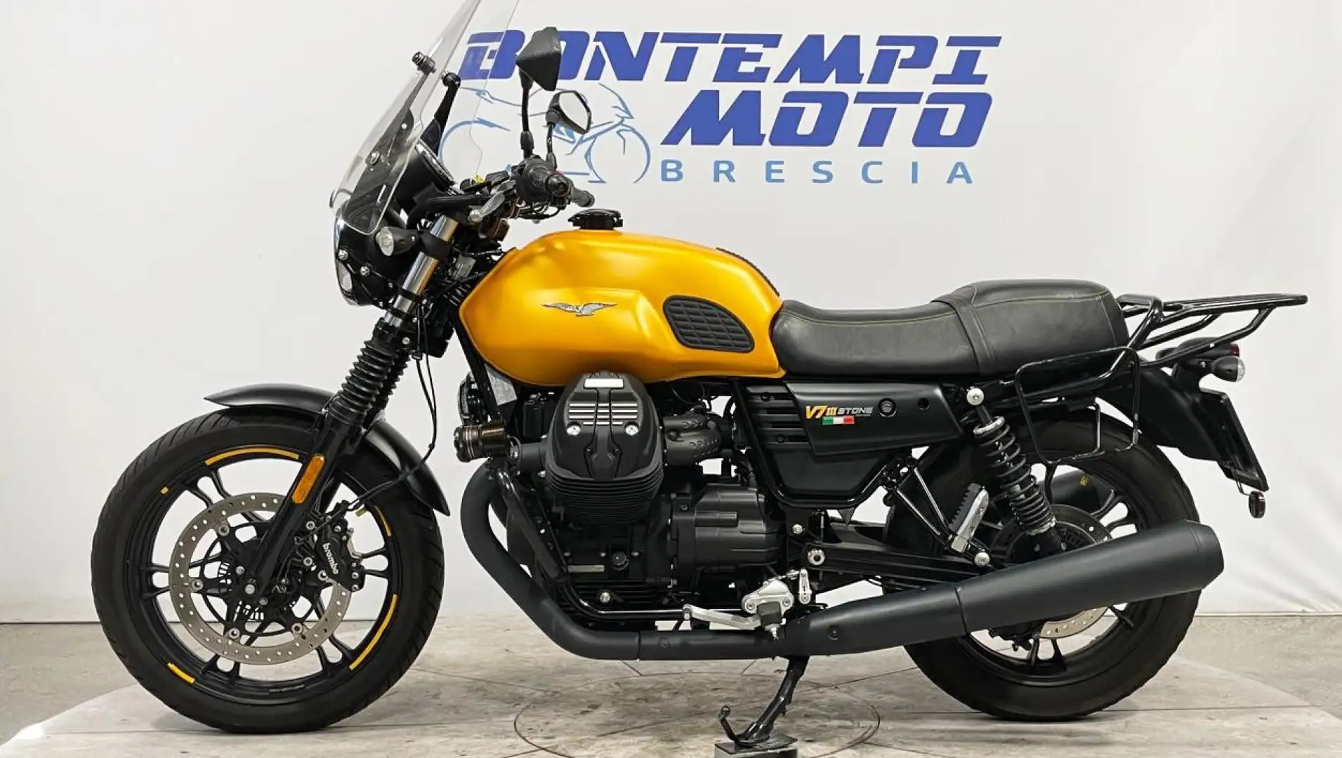 Moto Guzzi V7 III Stone - 2018 - KM. 29000 žuta - 2