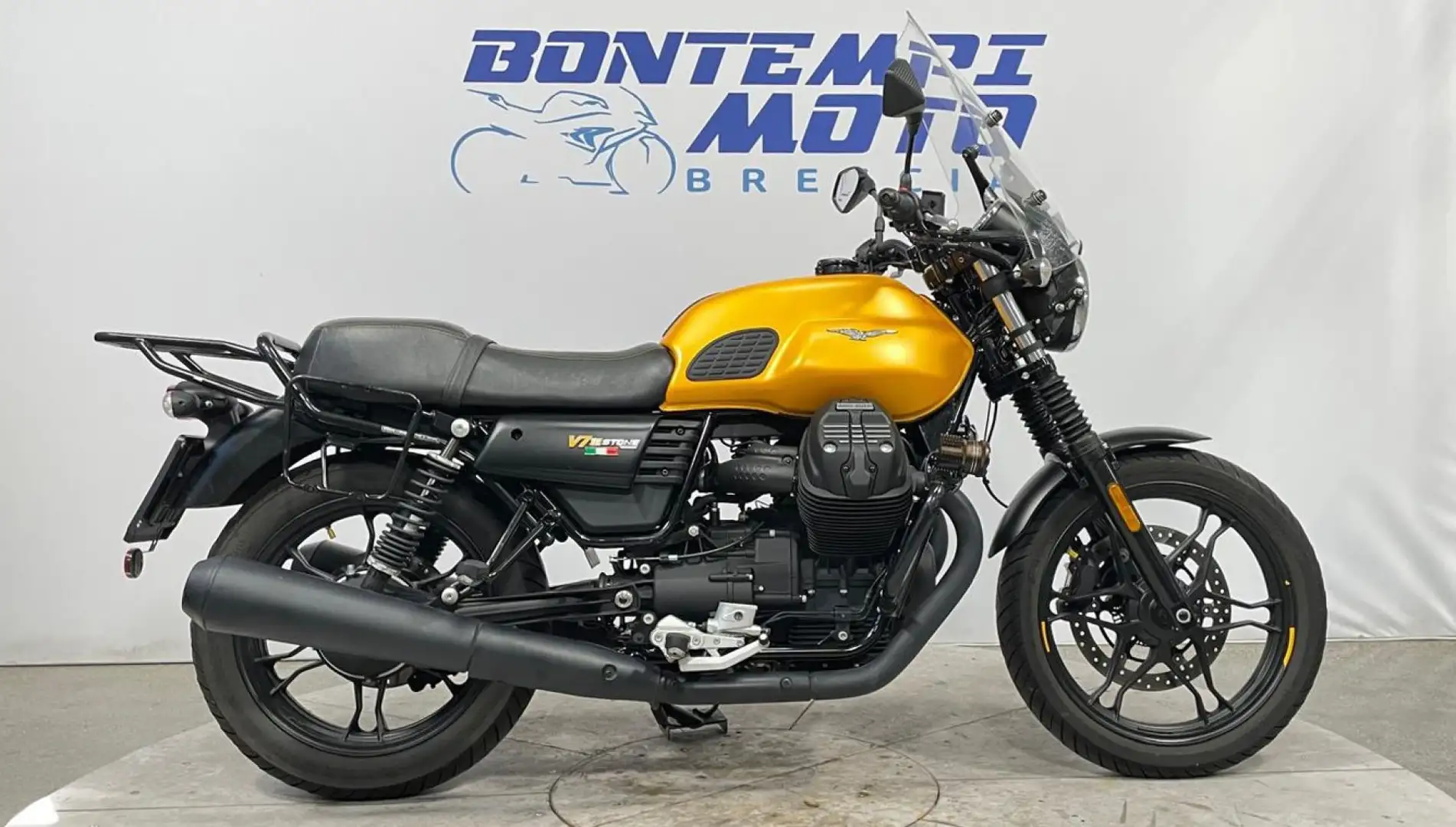 Moto Guzzi V7 III Stone - 2018 - KM. 29000 žuta - 1