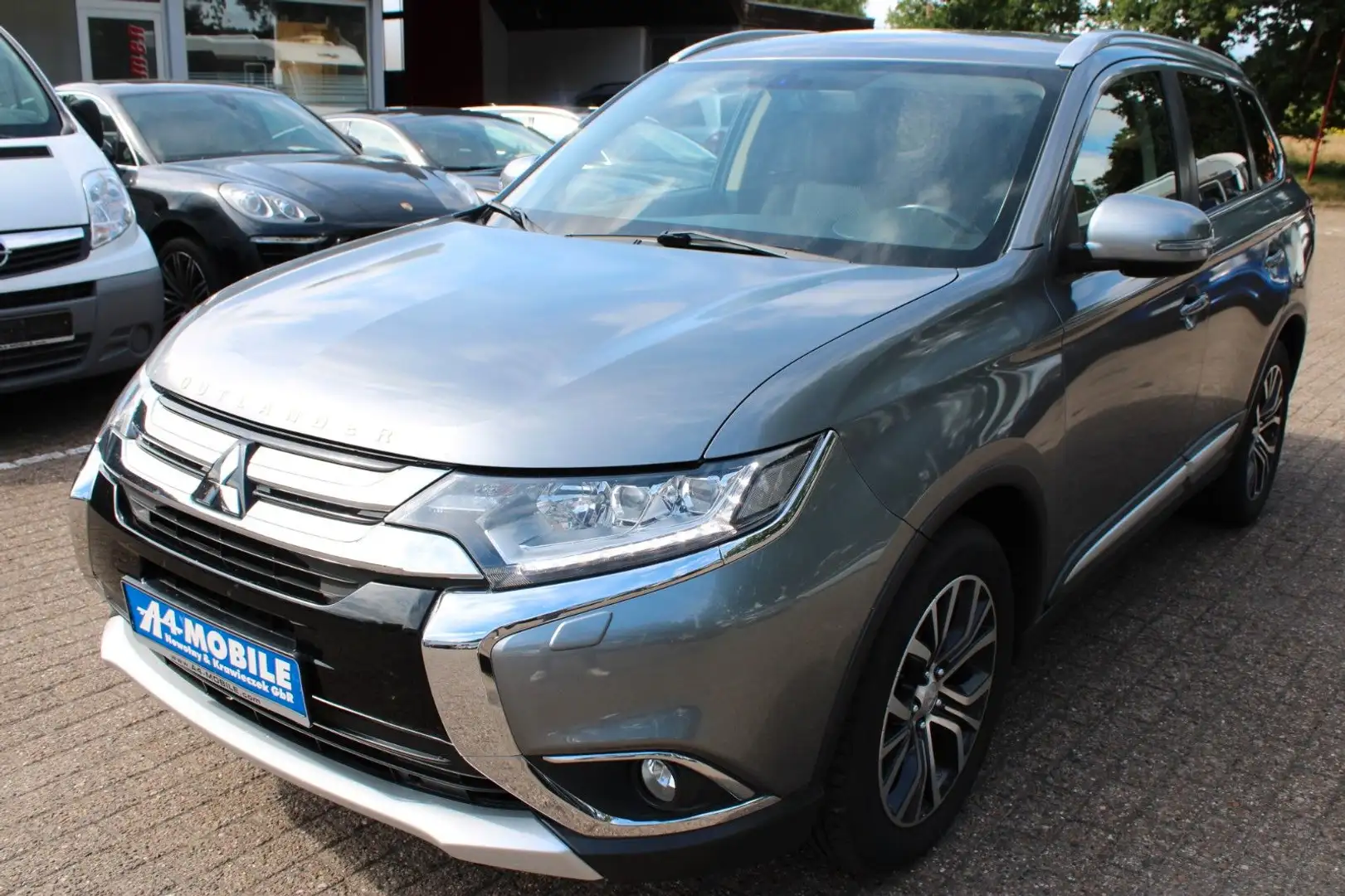 Mitsubishi Outlander Diamant Edition+ 4WD Grau - 2