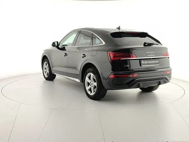 Audi Q5 view 3