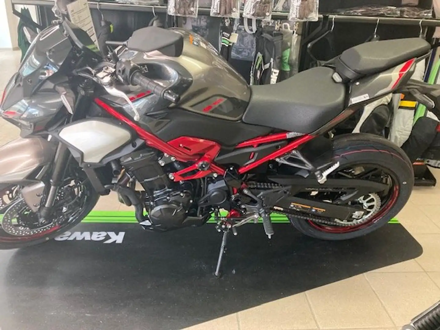Kawasaki Z 900 Modell 2025 Argintiu - 1
