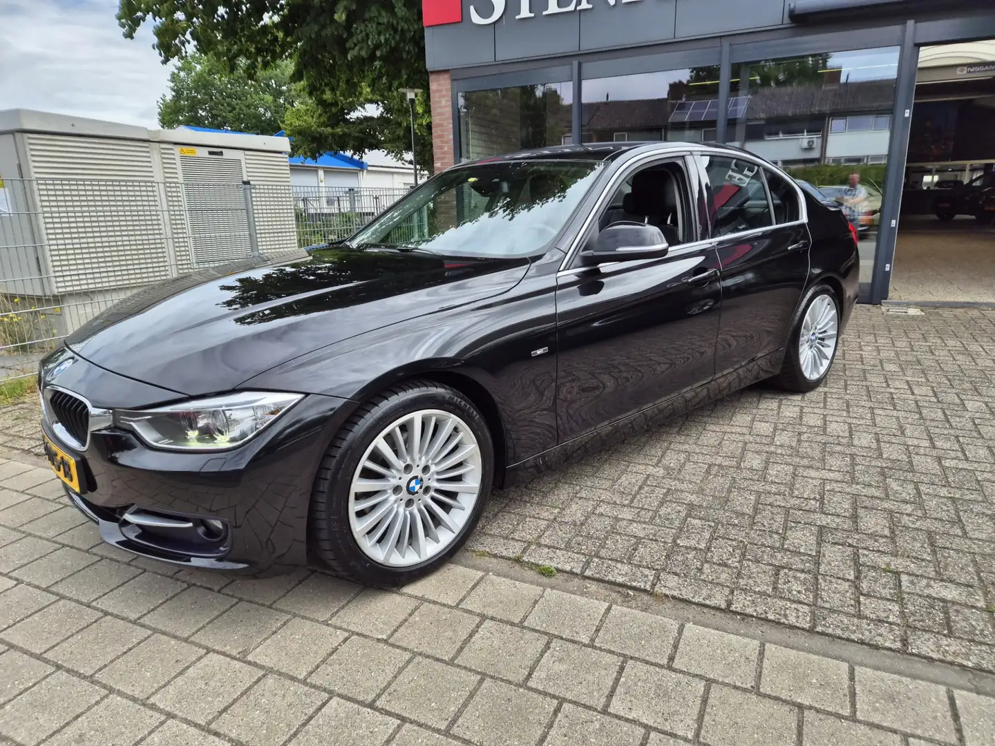 BMW 320 3-serie 320d EfficientDynamics Edition High Execut Zwart - 2